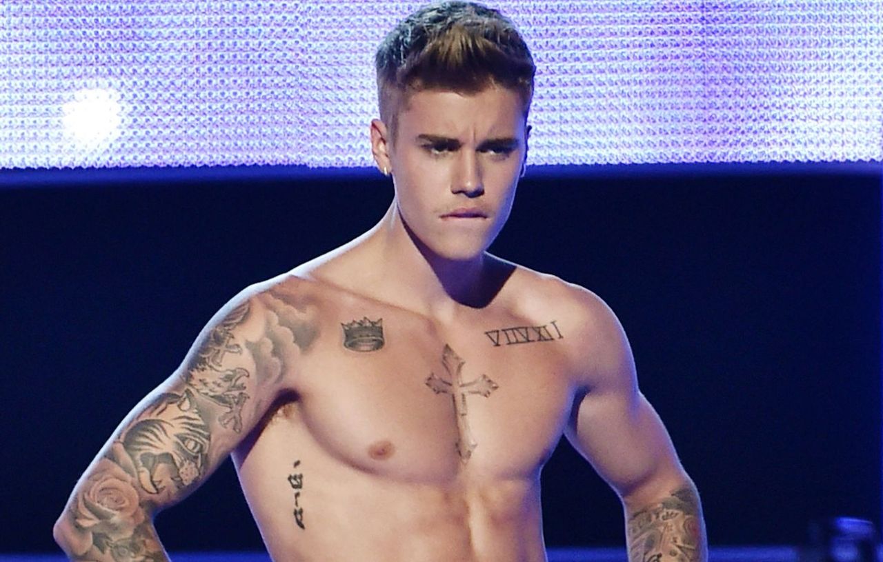 Justin Bieber mit nacktem Oberkörper