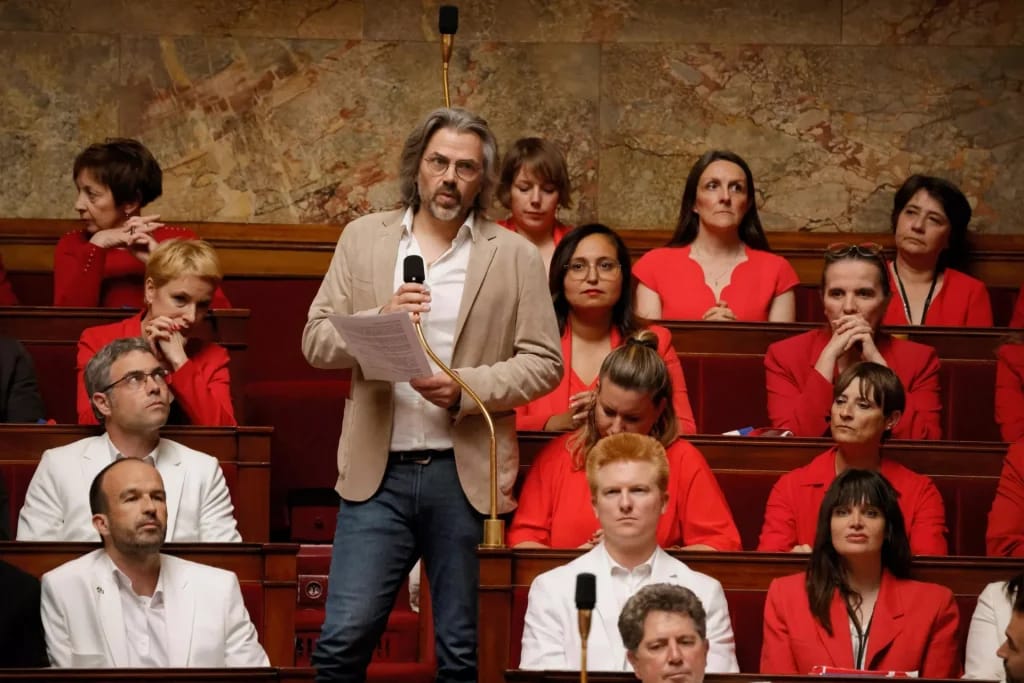 Aymeric Caron in the middle of the France Insoumise group at the French National Assembly - Article illustration Aymeric Caronfortune