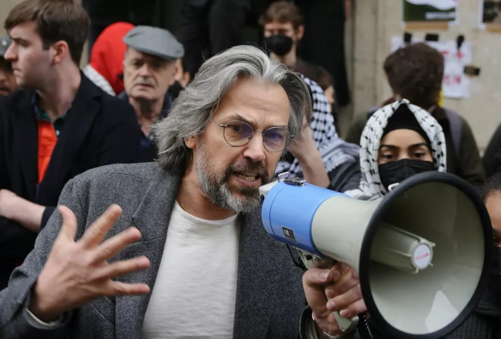 Aymeric Caron at a demonstration of the Ecological Revolution for Life - illustration of the article Aymeric Caron fortune