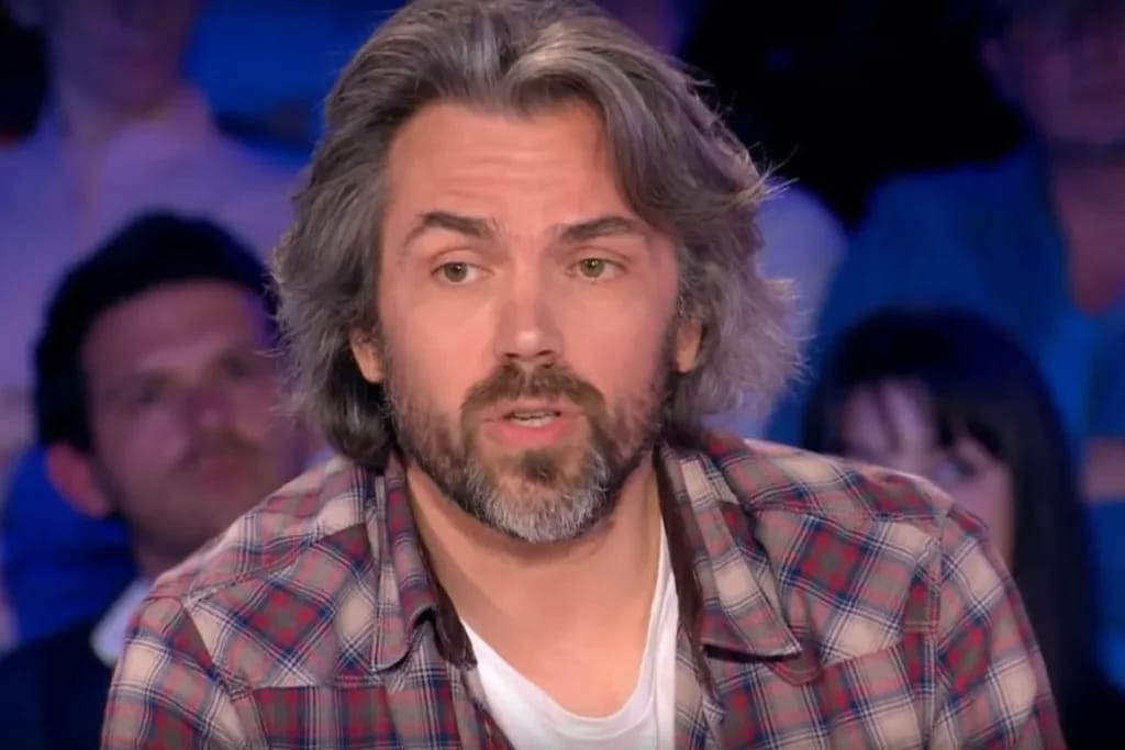 Aymeric Caron on the set of On n'est pas couché - illustration of the article Aymeric Caron Fortune