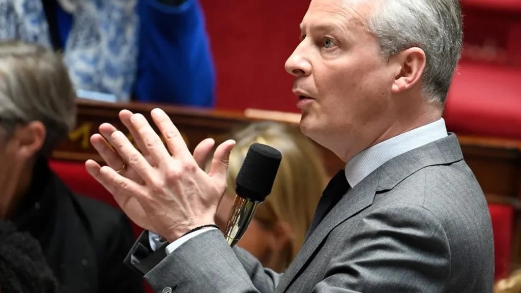 Bruno Le Maire at the hemicycle of the French National Assembly - Photo illustration of the article Bruno Le Maire Fortune