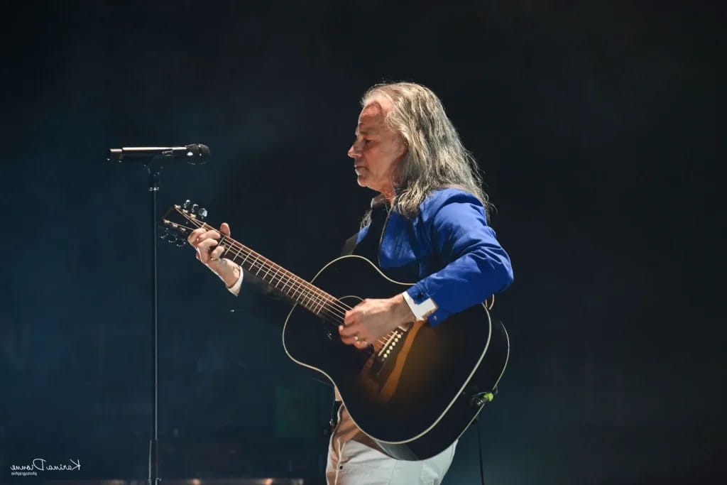 Bruno Pelletier on tour - Illustration of Bruno Pelletier Fortune article