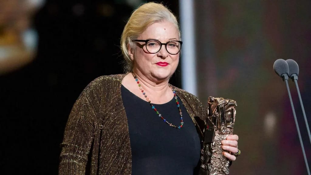 Josiane Balasko with her César - Illustration article fortune Josiane