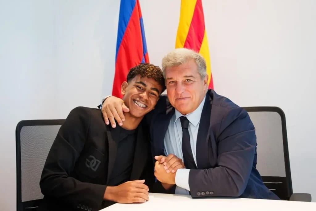 Lamine Yamal and the president of FC Barcelona - Illustration photo of the article Lamine Yamal Salaire