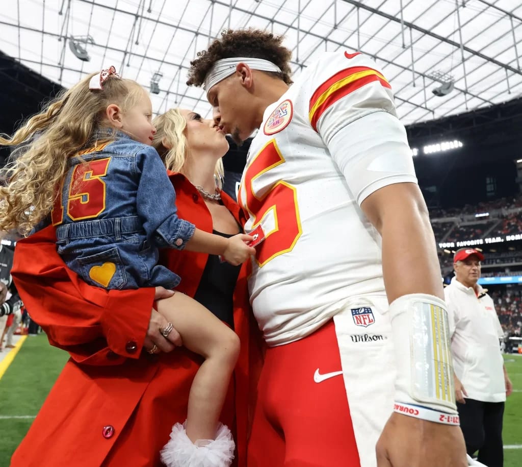 Patrick Mahomes et sa famille - image d'illustration de l'article Patrick Mahomes Salaire