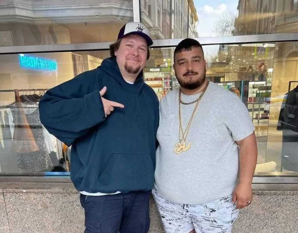 Yasin Cengiz with a fan - Illustration of the article Fortune Yasin Cengiz