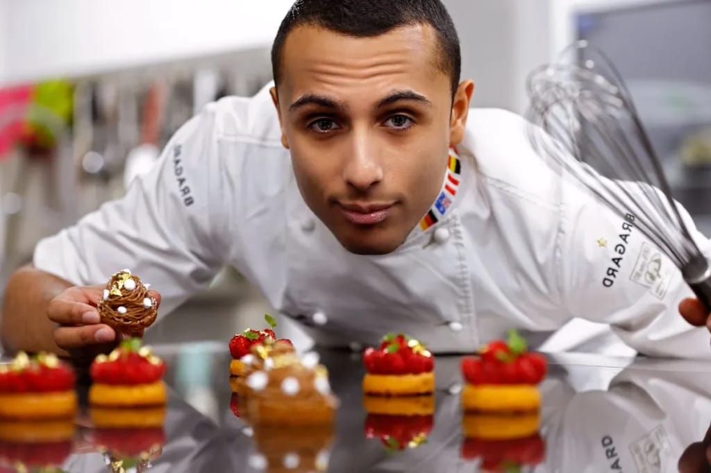 Yazid Ichemrahen in front of a tray of pastries - Illustration of the article Yazid Ichemrahen Fortune