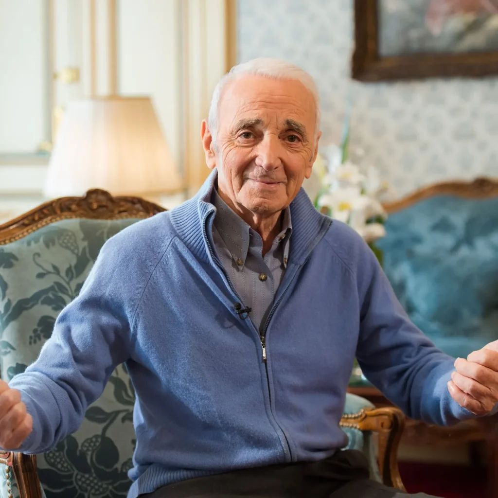Charles Aznavour - Titelbild des Artikels über die reichsten Sänger Frankreichs
