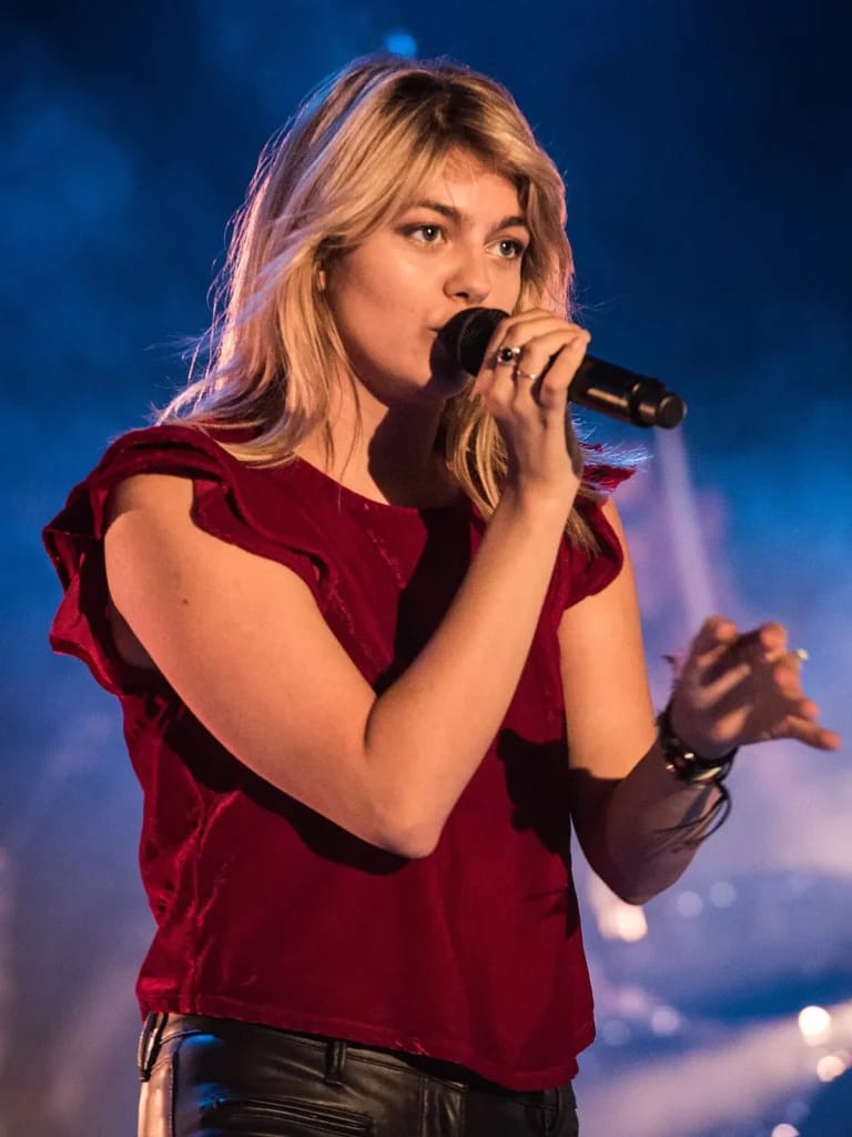 Louane in The Voice - Illustratives Foto aus dem Artikel Fortune Louane