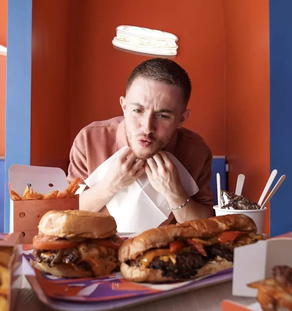 Michou at the inauguration of Mealy - Illustration of the Fortune Michou article.