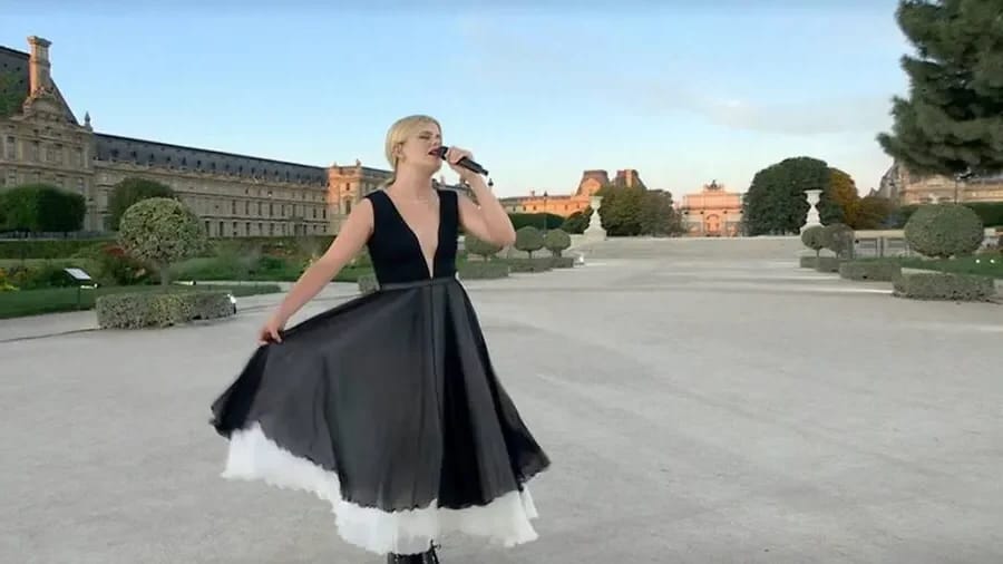 Zaho de Sagazan bei der Eröffnungsfeier der Olympischen Spiele in Paris 2024 - Foto zur Illustration des Artikels Fortune Zaho de Sagazan