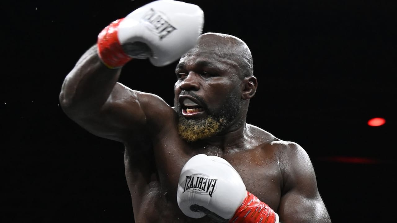 Carlos Takam, internationally renowned boxer of Cameroonian origin, ready for an intense fight.