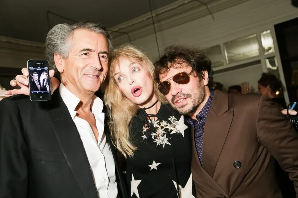 Bernard Henri en Arielle Dombasle -Lévy - Foto ter illustratie van het artikel Fortune Bernard Henri-Lévy