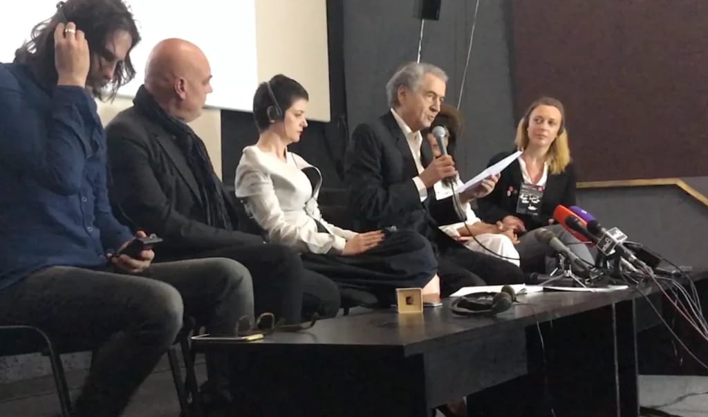 Bernard Henri-Lévy op een conferentie in Belrgrade (Servië) -Lévy - Illustratie van het artikel Fortune Bernard Henri-Lévy