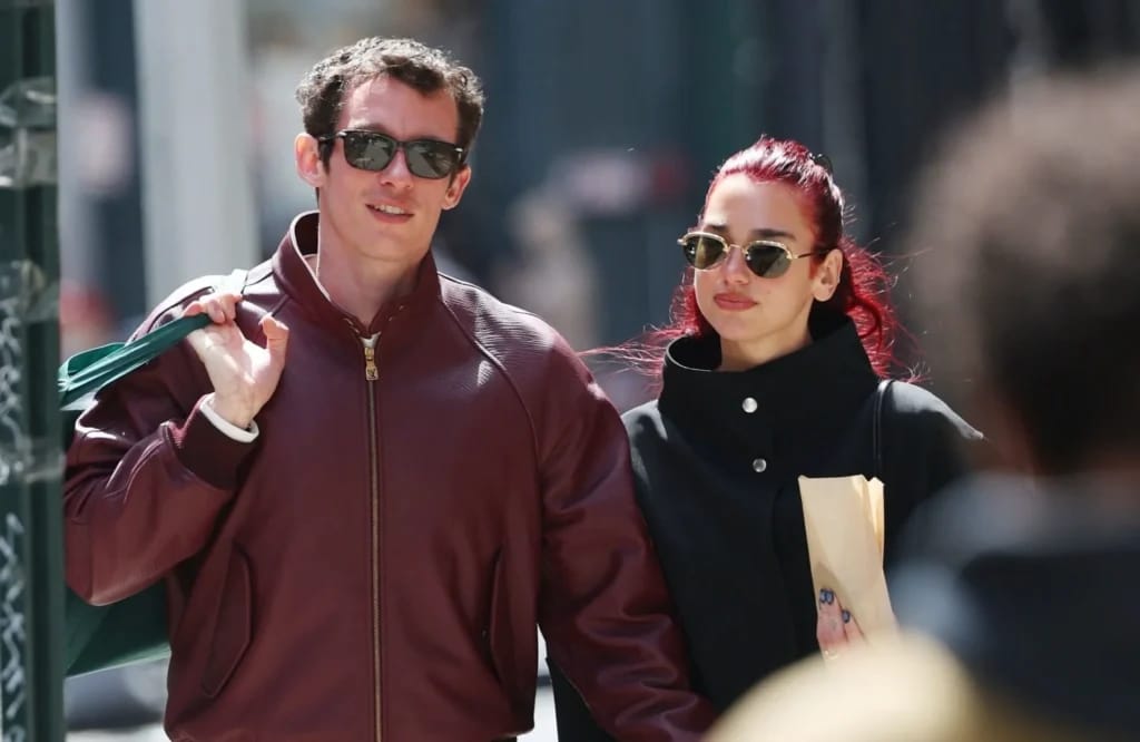 Callum Turner und Dua Lipa - Illustrationsfoto zum Artikel Callum Turner Vermögen