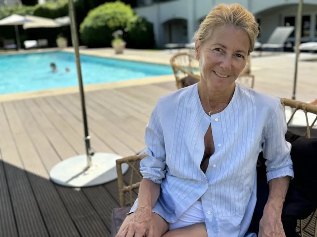 Claire Chazal bij een zwembad - Illustratie van het artikel Fortune Claire Chazal