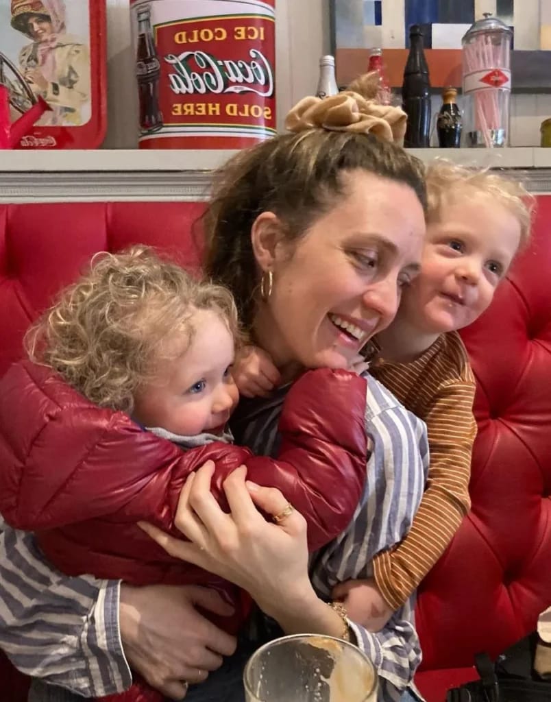 Evelyne Brochu and her children - Illustration photo for the Evelyne Brochu Net Worth article