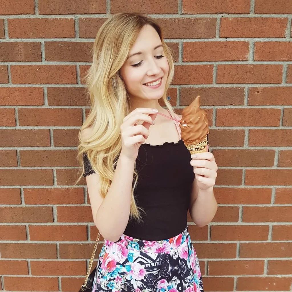 GirlyAddict - Illustrationsfoto des Artikels Vermögen GirlyAddict