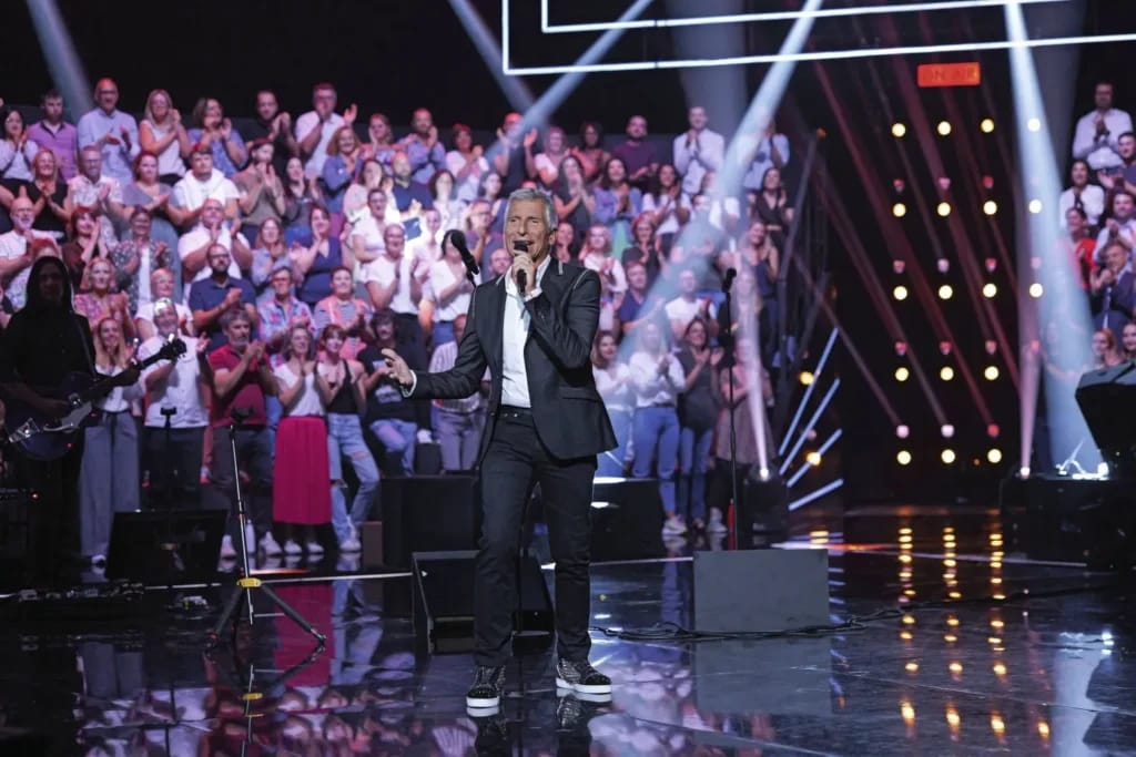 Nagui in N'oubliez pas les paroles - Illustrationsfoto des Artikels Vermögen Nagui