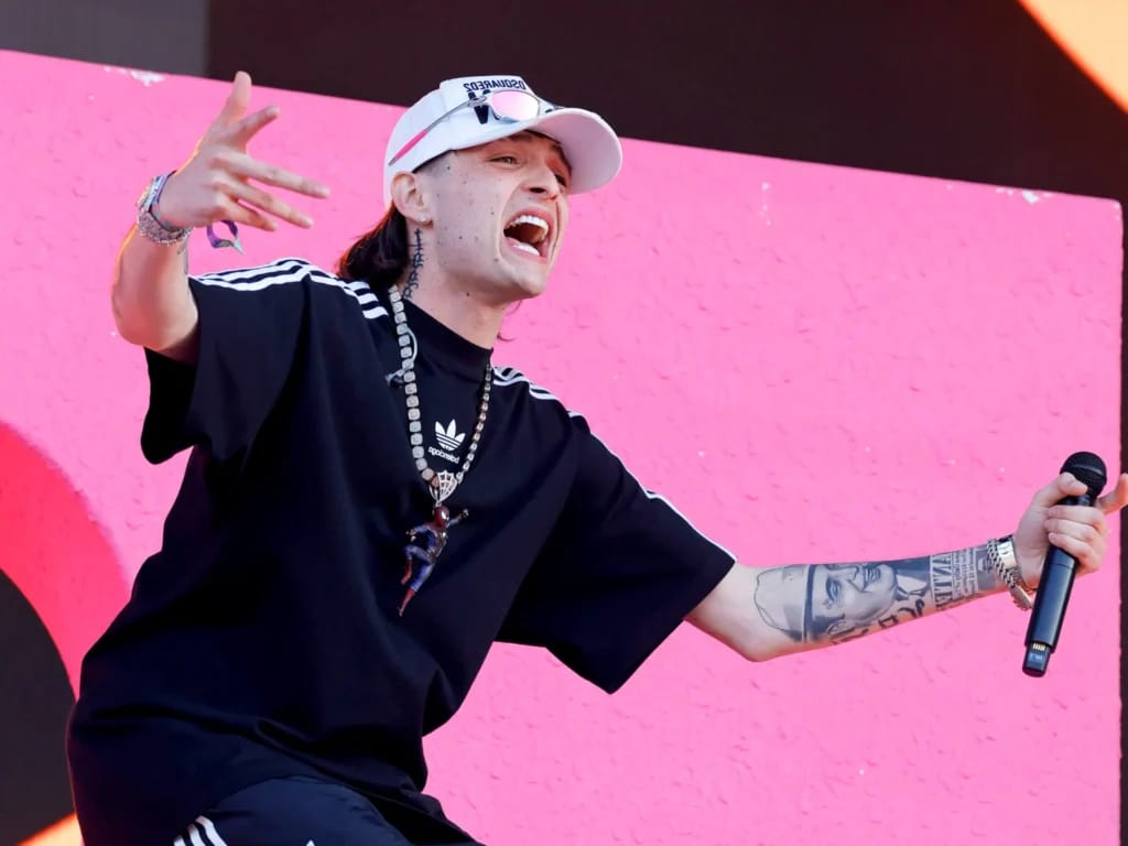 Peso Pluma sur scène - Photo d'illustration de l'article Peso Pluma Fortune