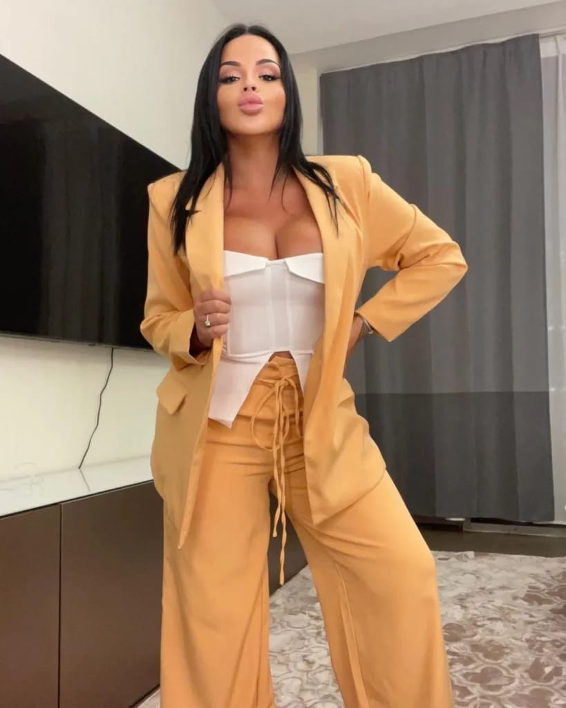 Sarah Fraisou - Illustrationsfoto des Artikels über die reichsten OnlyFans-Models Frankreichs