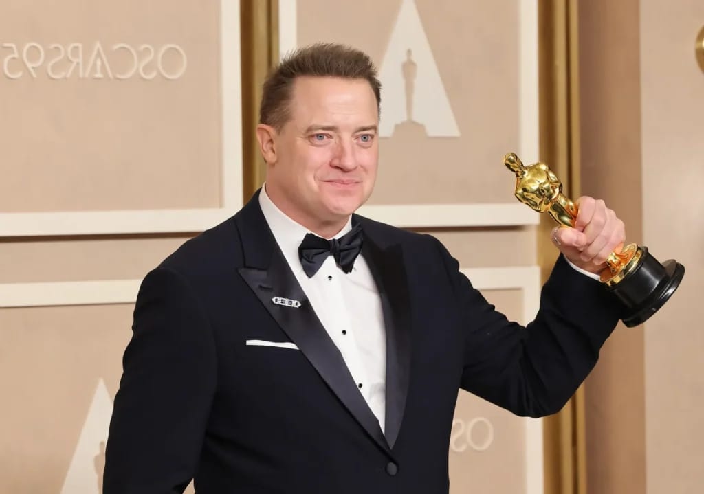 Brendan Fraser hält seinen Oscar - Illustrationsfoto des Artikels Vermögen Brendan Fraser