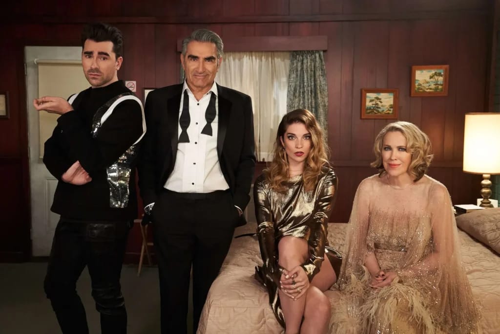 Dan Levy, Eugene Levy, Sarah Levy und Catherine O'Hara in Schitt's Creek - Illustrationsfoto des Artikels Vermögen Eugene Levy