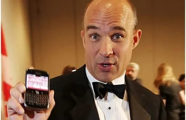 James Balsillie mit einem BlackBerry in der Hand - Illustrationsfoto des Artikels Vermögen James Balsillie