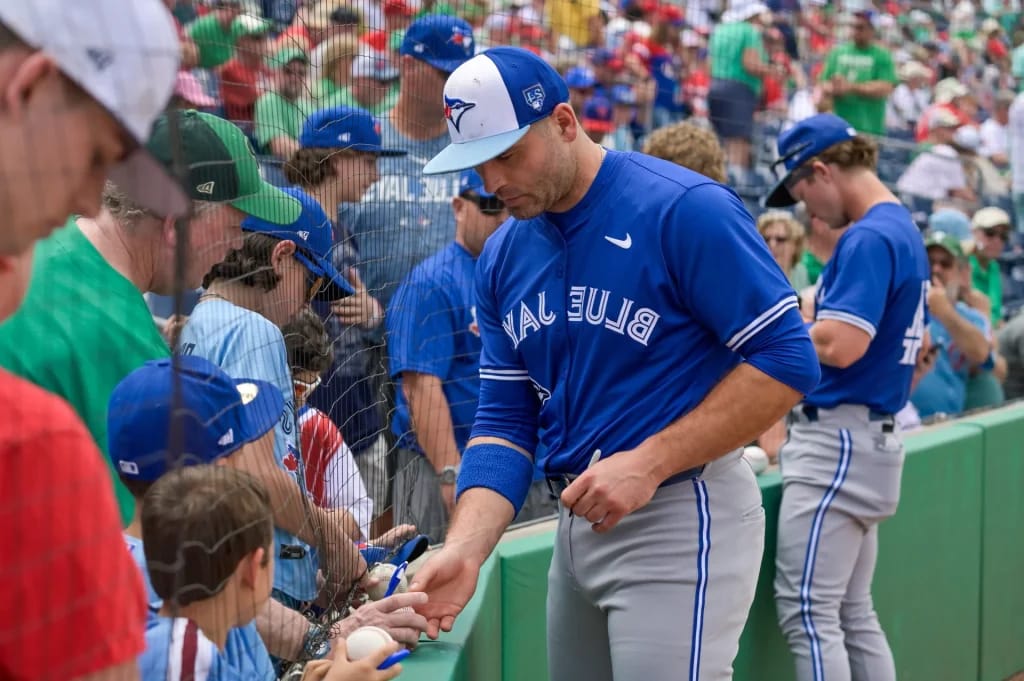 Joey Votto signant des autographes pour de jeunes fans - Photo d'illustration de l'article Fortune Joey Votto
