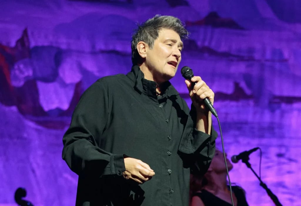 Kd Lang op het podium - Illustratie bij het artikel Fortune Kd Lang