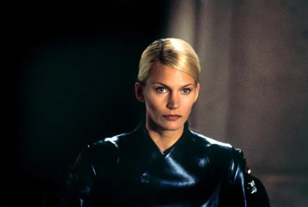 Natasha Henstridge met haar leren jas in Spicies - Illustratiefoto van het artikel Fortune Natasha Henstridge