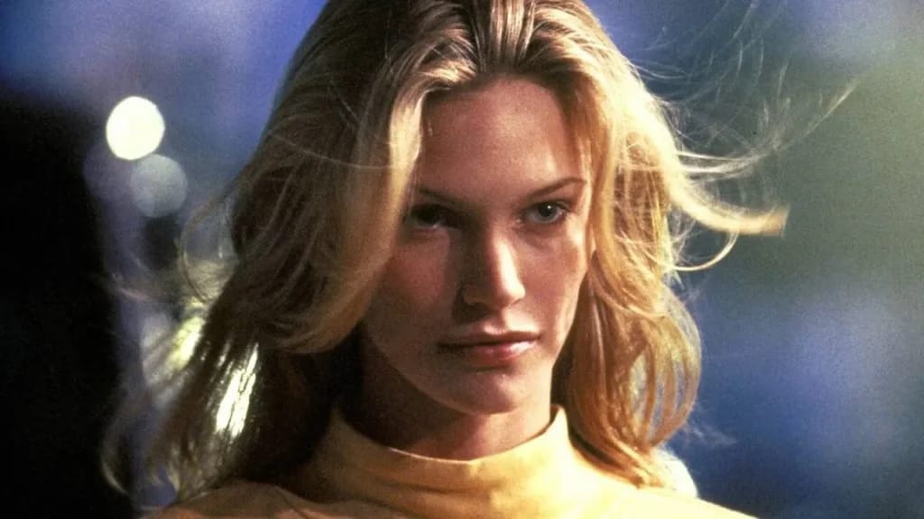 Natasha Henstridge in Spicies - Illustratiefoto van het artikel Fortune Natasha Henstridge