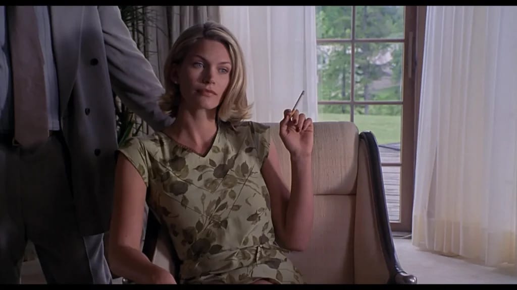 Natasha Henstridge in The Whole Nine Yards - Illustratiefoto van het artikel Fortune Natasha Henstridge