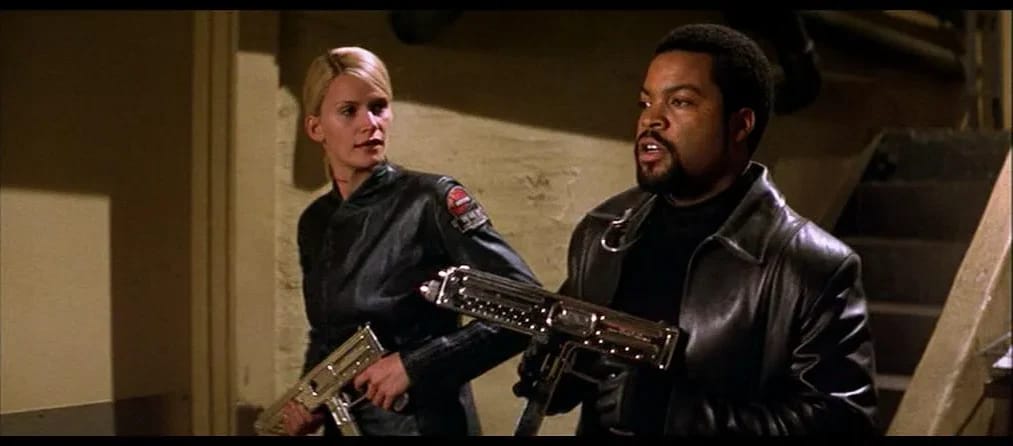 Natasha Henstridge en Ice Cube in Ghosts of Mars - Illustratiefoto van het artikel Fortune Natasha Henstridge