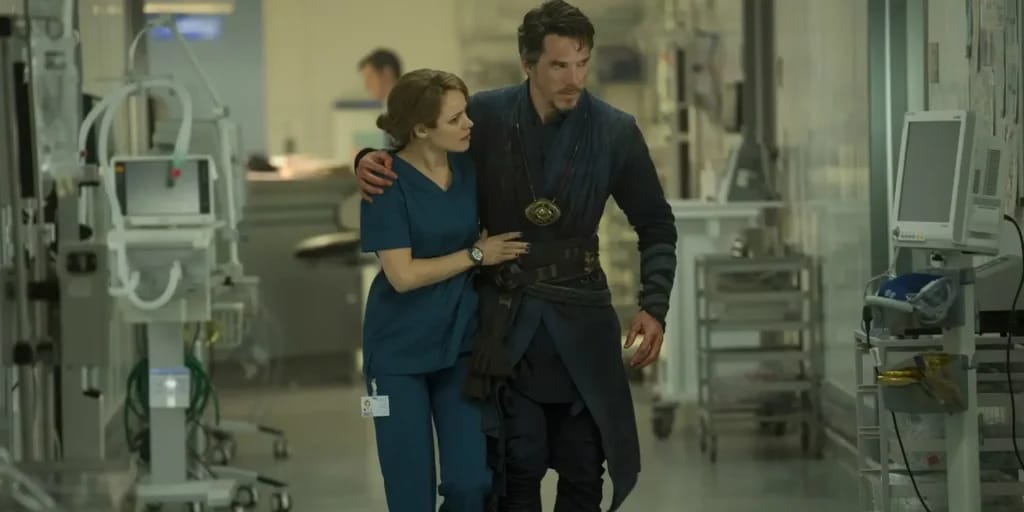 Rachel Mcadams en Benedict Cumberbatch in Doctor Strange in the Multiverse of Madness - Illustratiefoto van het artikel Fortune Rachel Mcadams