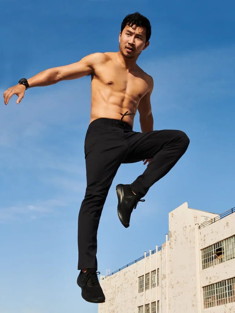 Simu Liu bei einem Luftakrobatik-Kunststück - Illustrationsfoto des Artikels Vermögen Simu Liu