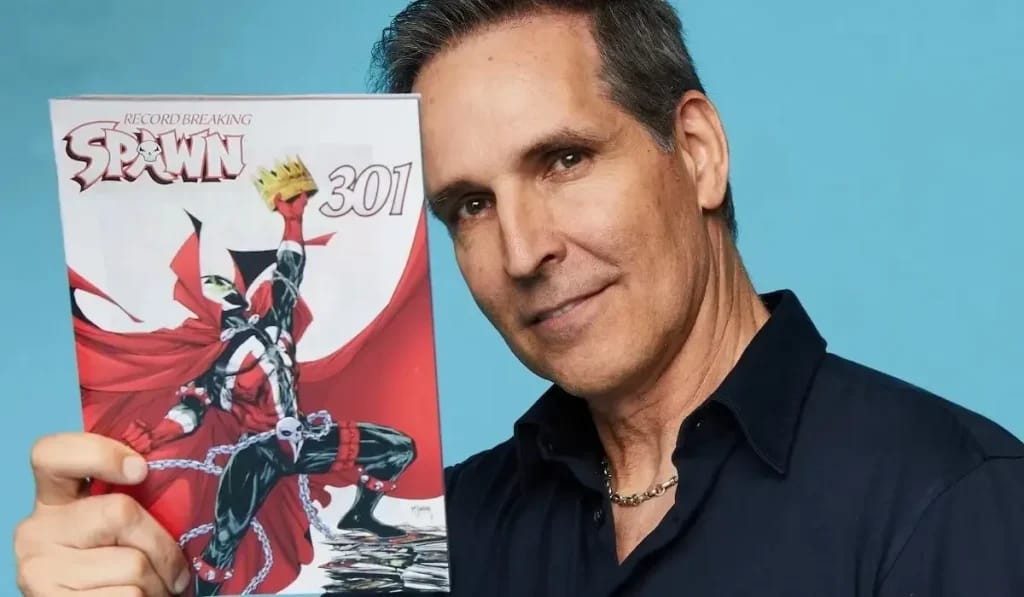 Todd Mcfarlane tenant le volume 301 de Spawn - Photo d'illustration de l'article Fortune Todd Mcfarlane