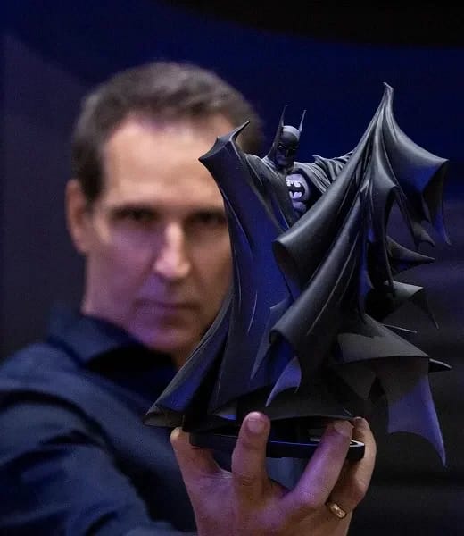 Todd Mcfarlane tenant une figurine Batman en main - Photo d'illustration de l'article Fortune Todd Mcfarlane