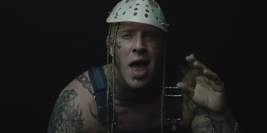 Tom Macdonald avec une casque sur la tête, le fond noir - Photo d'illustration de l'article Fortune Tom Macdonald