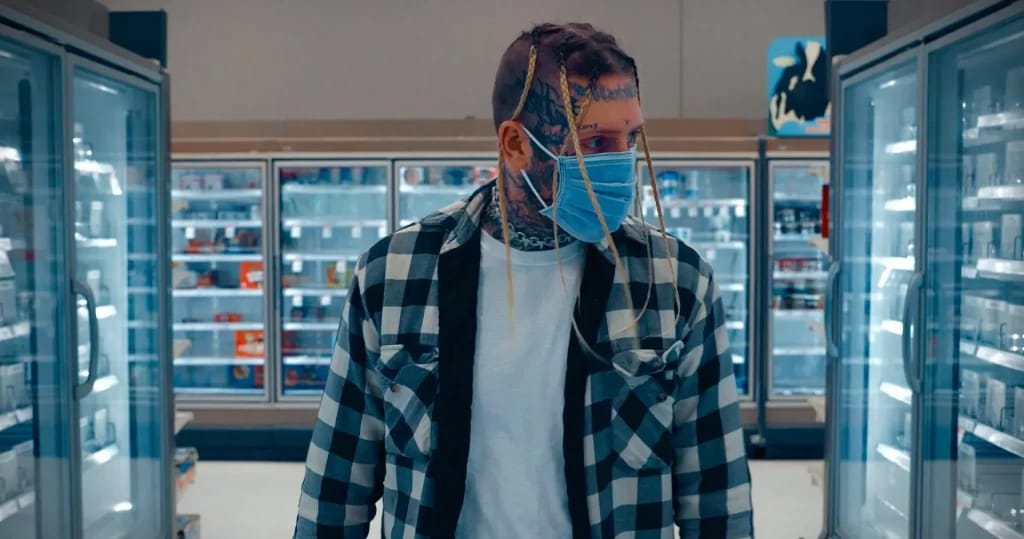 Tom Macdonald dans leclip de CORONAVIRUS - Photo d'illustration de l'article Fortune Tom Macdonald