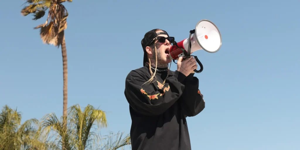 Tom Macdonald parlant avec un mégaphone - Photo d'illustration de l'article Fortune Tom Macdonald