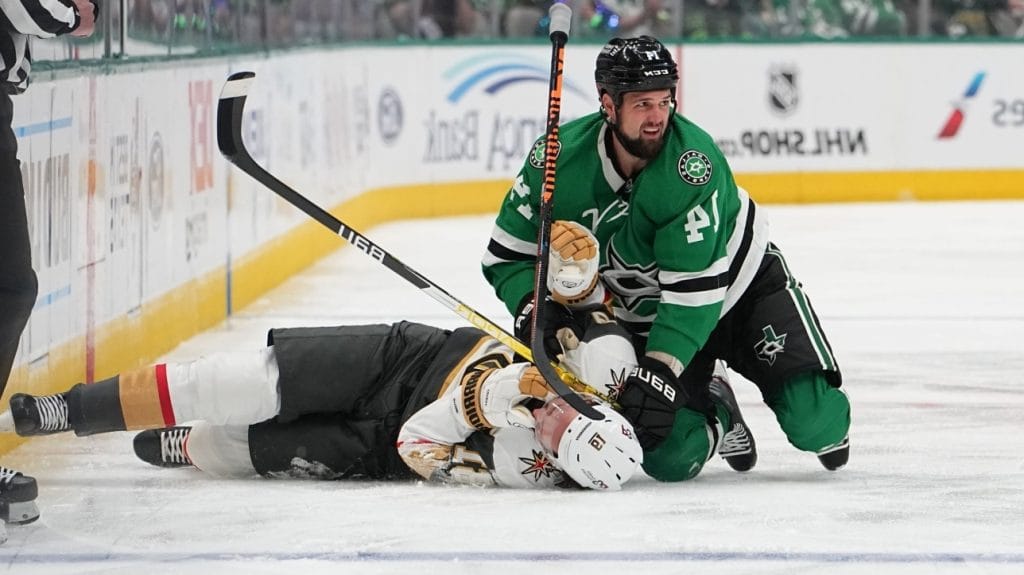 photo of Jamie Benn - decisive deflection