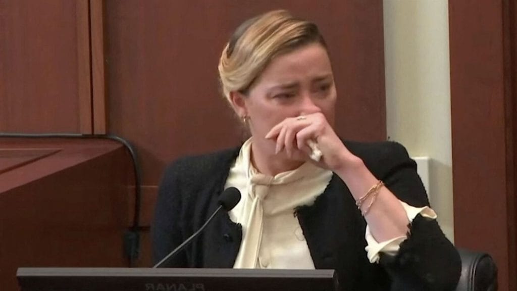 Amber Heard weinend beim Prozess