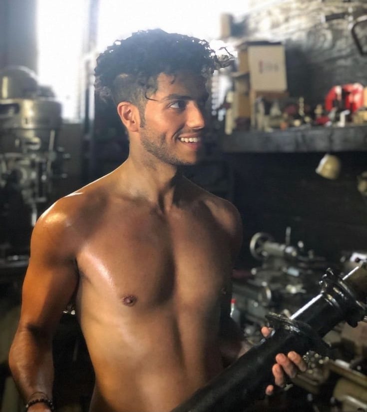 Photo torse nu de Mena Massoud