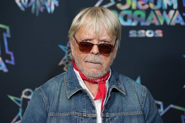 Fortune et Parcours de Renaud : Icône de la Chanson Française avec une Fortune de 23 Millions d’€