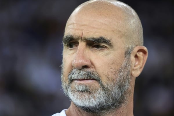 De Footballeur à Acteur : Comment Éric Cantona a Bâti une Fortune de 54 Millions d’Euros