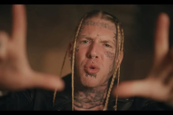 Tom MacDonald Fortune : La Valeur Financière de l’Artiste Hip-Hop en 2025