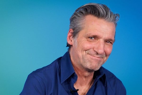 Caméra Café À La Scène : La Fortune De Yvan Le Bolloc’h, Ses Revenus Et Sa Vie Privée en 2025