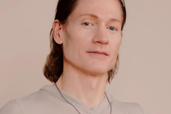 Bryan Johnson : Sa Routine De Suppléments Et Sa Stratégie Pour Ralentir Le Vieillissement en 2026