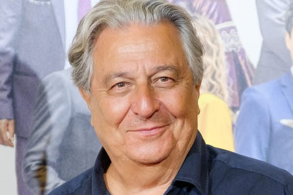 Christian Clavier, de ambachtsman van de humor: Een reis door zijn filmcarrière en fortuin